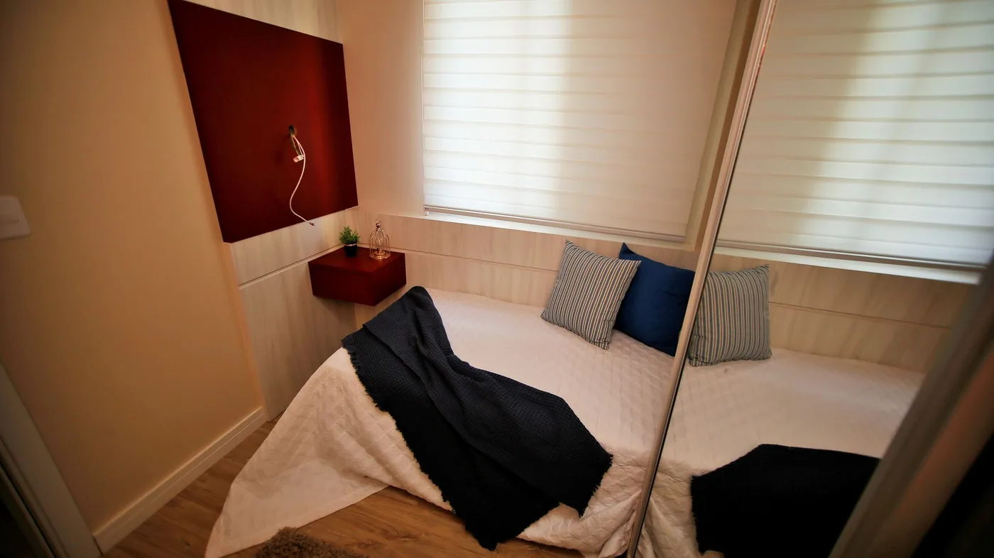 Malá ložnice: postel, skříň a vzdušnost na pár metrech