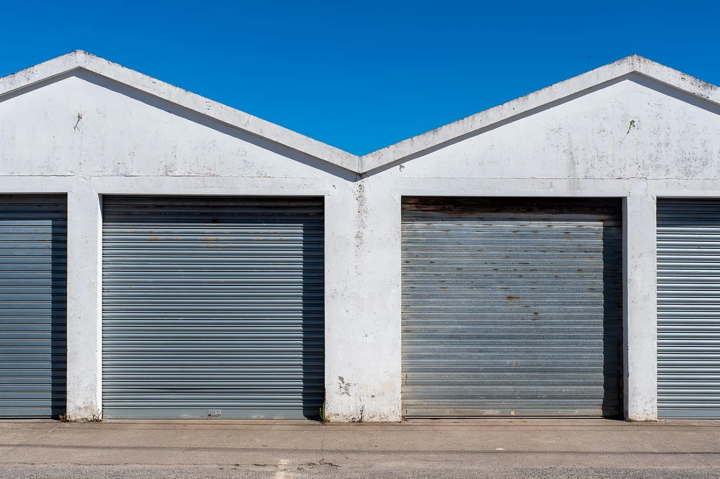 Plechová garáž: kolik stojí a na čem se dá ušetřit