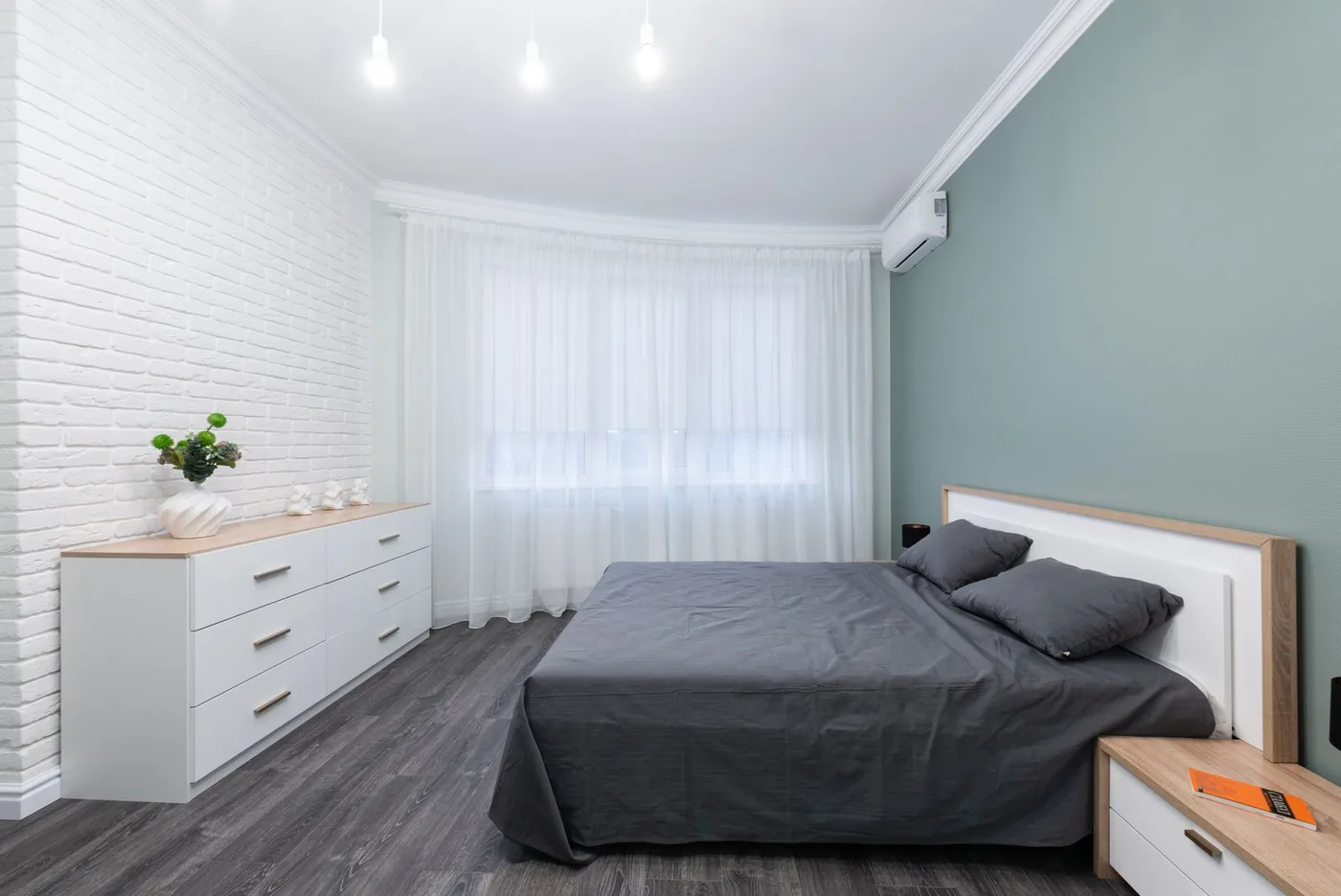 Postel s úložným prostorem a válenda: úložné místo navíc