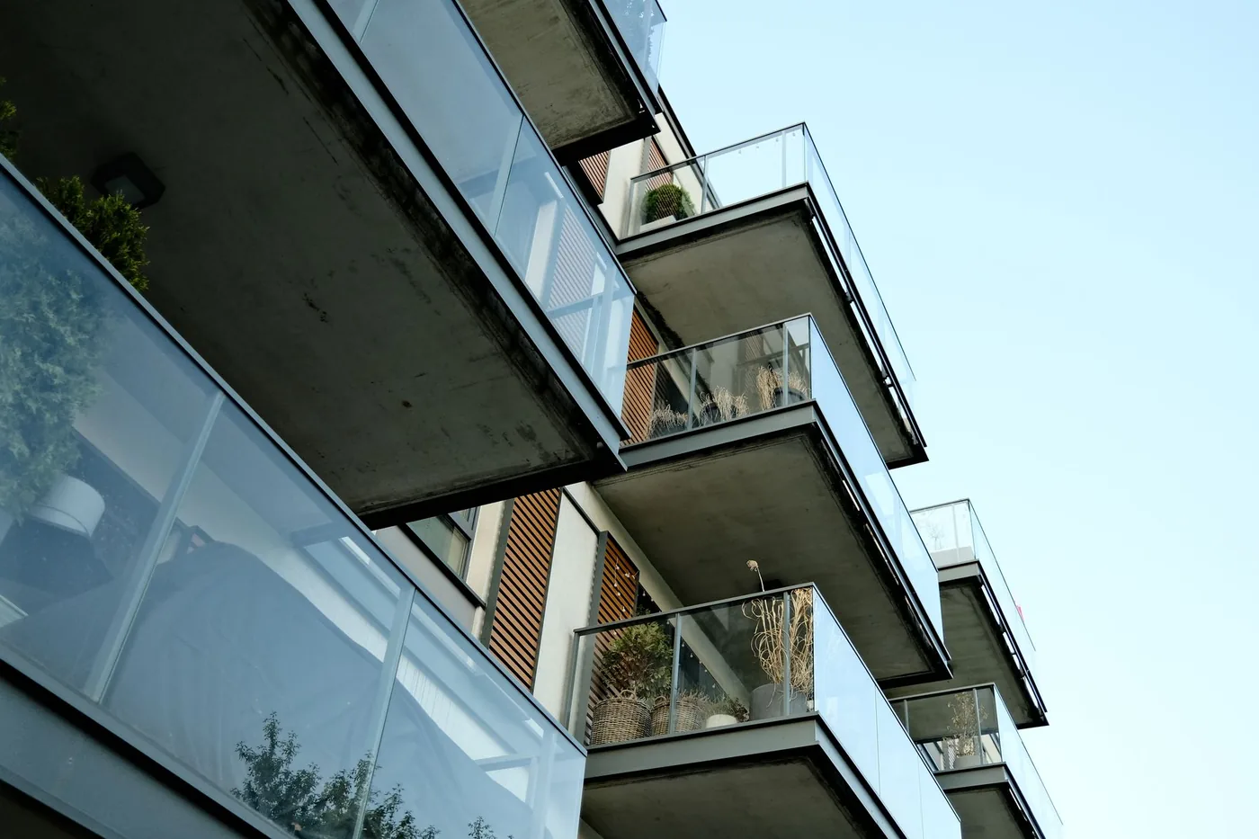 Zábradlí a clona na balkon: soukromí a vítr