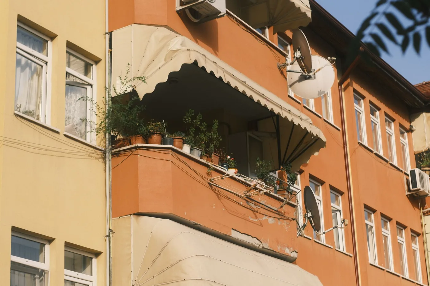 Zasklení balkonu a stínění: markýzy, slunečníky, plachty